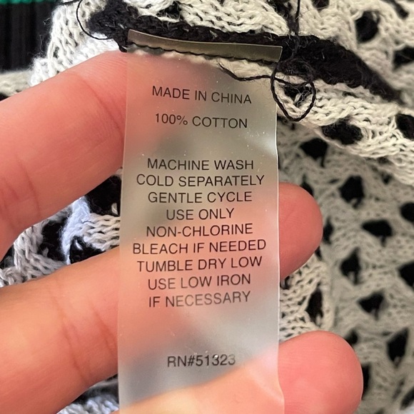 Two by Vince Camuto black patterned v-neck sweater Medium - Picture 5 of 5